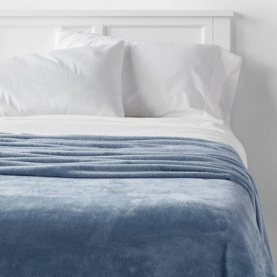  Full/Queen Solid Plush Blanket Blue - Room Essentials™