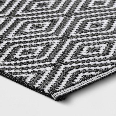  Diamond Check Indoor/Outdoor Rug - Room Essentials™
