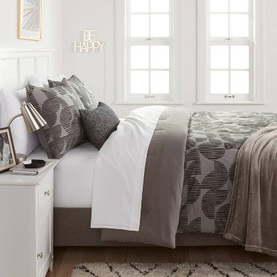  5pc King Geo Reversible Decorative Comforter Set With Throw Black/Gray - Room Essentials™