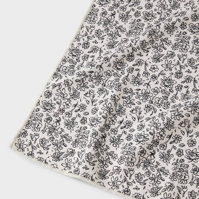  Quick Dry Floral Waffle Towel Black - Room Essentials™