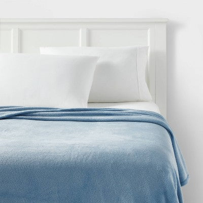  Solid Plush Bed Blanket - Room Essentials™