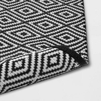  Reversible Diamond Indoor/Outdoor Rug - Room Essentials™
