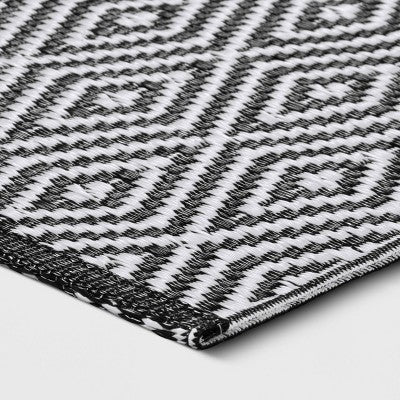  Diamond Check Indoor/Outdoor Rug - Room Essentials™
